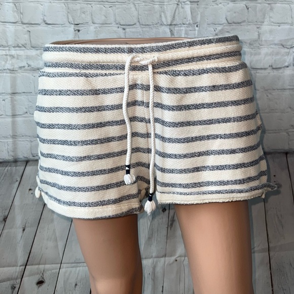 Old Navy Pants - old navy cream & blue striped shorts size M